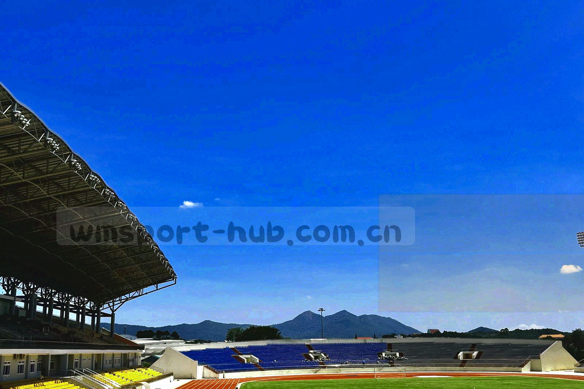 赛事数据看板与暖纸档案叠放在同一张桌面上，一侧是屏幕上的数字，一侧是打印稿，强调数据与人工判断并存